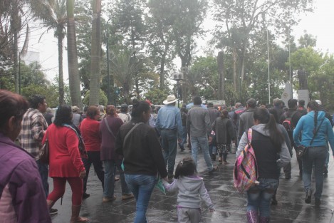 Vecinos de una colonia de Xalapa llegaron hasta el Palacio Municipal, con el fin de solicitar al alcalde algunas obras, sin embargo se les informó que el alcalde no los podría atender debido a la veda electoral. 