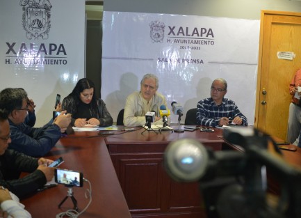 El alcalde de Xalapa, Hipólito Rodríguez Herrero, ofreció su conferencia de los lunes, donde habló de varios problemas que ocurrieron en el transcurso de la semana, de los cuales destacó el del puente que está siendo construido en Las Ánimas, y una casa habitación que se edifica en Los Lagos.