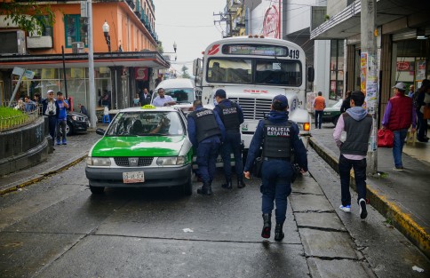 Debido a las malas condiciones en que se encuentra la calle Revolución, de la capital veracruzana, aunado a la falta de cortesía de los trabajadores del servicio público, un pequeño percance dejó parada la circulación de esta calle por más de 20 minutos.