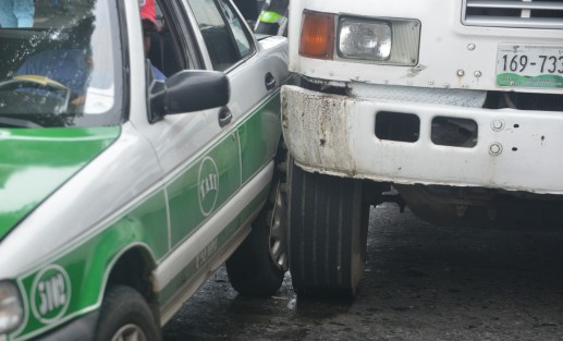 Debido a las malas condiciones en que se encuentra la calle Revolución, de la capital veracruzana, aunado a la falta de cortesía de los trabajadores del servicio público, un pequeño percance dejó parada la circulación de esta calle por más de 20 minutos.