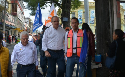 Con casi una hora de retraso y con simpatizantes obstruyendo el paso peatonal, el candidato al Senado de la República, Julen Rementería del Puerto, citó a los medios de comunicación en la Plazuela del Carbón, en Xalapa, para hablar de sus propuestas de campaña.  