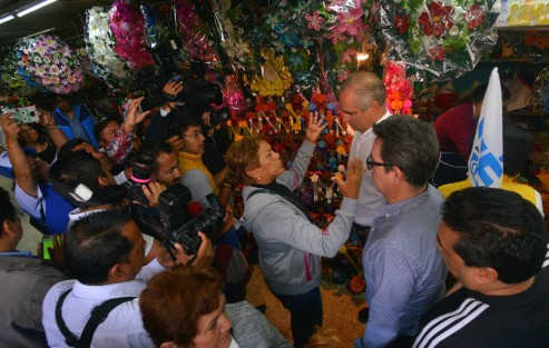 Posteriormente, Julen Rementería recorrió el mercado Jáuregui, donde repartió volantes a los locatarios. 