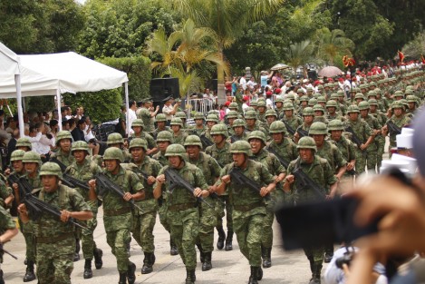 
Para conmemorar el 155 aniversario de la Batalla de Camarón de Tejeda, se llevó a cabo un desfile cívico - militar, además del depósito de ofrendas florales en el mausoleo franco- mexicano y otros puntos.