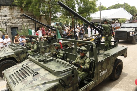 
Para conmemorar el 155 aniversario de la Batalla de Camarón de Tejeda, se llevó a cabo un desfile cívico - militar, además del depósito de ofrendas florales en el mausoleo franco- mexicano y otros puntos.