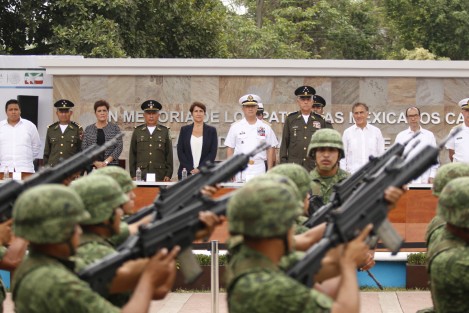 
Para conmemorar el 155 aniversario de la Batalla de Camarón de Tejeda, se llevó a cabo un desfile cívico - militar, además del depósito de ofrendas florales en el mausoleo franco- mexicano y otros puntos.