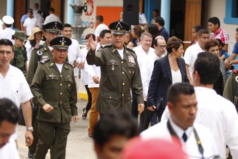 Acudieron al evento los secretarios de MARINA y SEDENA, Vidal Francisco Soberón Sanz y Salvador Cienfuegos, además de la embajadora de Francia en México, Anne Grillo, y el gobernador Miguel Ángel Yunes Linares.
