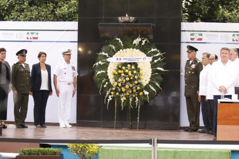 Acudieron al evento los secretarios de MARINA y SEDENA, Vidal Francisco Soberón Sanz y Salvador Cienfuegos, además de la embajadora de Francia en México, Anne Grillo, y el gobernador Miguel Ángel Yunes Linares.