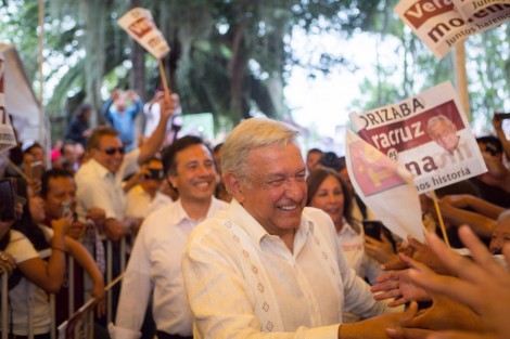 El candidato a la presidencia por la coalición  Juntos Haremos Historia, AMLO, estuvo en Orizaba, en donde pidió el voto para los candidatos de Morena en Veracruz; se dijo confiado en que Cuitláhuac García se impondrá sobre el hijo del gobernador, y no caerán en provocaciones. 