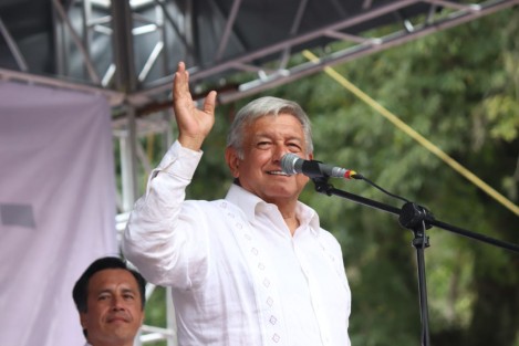 El candidato a la presidencia por la coalición  Juntos Haremos Historia, AMLO, estuvo en Orizaba, en donde pidió el voto para los candidatos de Morena en Veracruz; se dijo confiado en que Cuitláhuac García se impondrá sobre el hijo del gobernador, y no caerán en provocaciones. 
