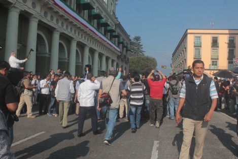 Se lleva a cabo en la capital veracruzana el desfile del Día del Trabajo. Como siempre, los trabajadores de los medios son los que encabezan la marcha de trabajadores. 
