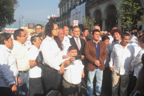 Sin el orden y formalidad de otros años, líderes sindicales acompañaron al gobernador Miguel Ángel Yunes Linares en el inicio del desfile. 