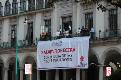 El alcalde de Xalapa, Hipólito Rodríguez Herrero y su cabildo, presenciaron el desfile desde el Palacio Municipal, a diferencia de otros años en que el alcalde acompañaba al Ejecutivo estatalen el estrado frente a Palacio de Gobierno. 