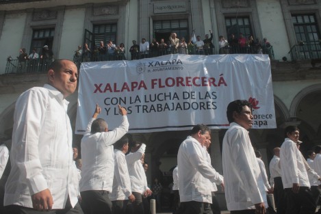 Aplausos y desaplausos a las autoridades.