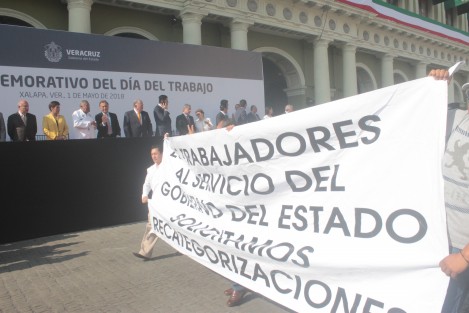 Aplausos y desaplausos a las autoridades.