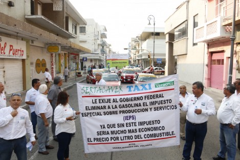 En la ciudad de Veracruz un total de 50 sindicatos participaron en el desfile conmemorativo del Día del Trabajo. El evento se caracterizó por el número de protestas en contra de la violación a los derechos laborales.. 