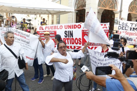 En la ciudad de Veracruz un total de 50 sindicatos participaron en el desfile conmemorativo del Día del Trabajo. El evento se caracterizó por el número de protestas en contra de la violación a los derechos laborales.. 