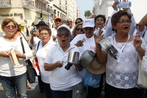 En la ciudad de Veracruz un total de 50 sindicatos participaron en el desfile conmemorativo del Día del Trabajo. El evento se caracterizó por el número de protestas en contra de la violación a los derechos laborales.. 