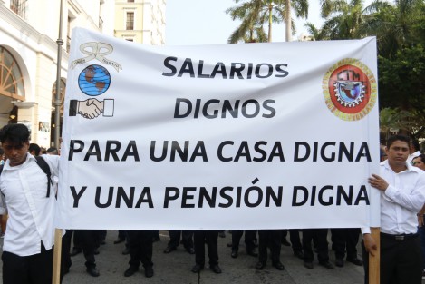 En la ciudad de Veracruz un total de 50 sindicatos participaron en el desfile conmemorativo del Día del Trabajo. El evento se caracterizó por el número de protestas en contra de la violación a los derechos laborales.. 