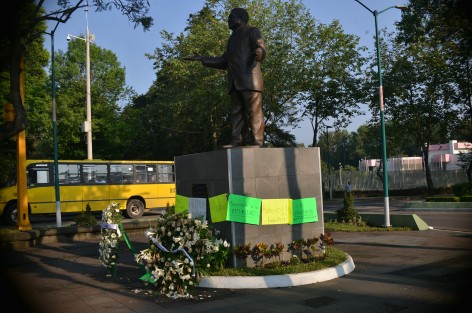 La mañana de este 1 de mayo, el monumento al maestro Guillermo Zúñiga que se encuentra en la avenida Xalapa, fue tapizado con cartulinas donde descalifican su labor en la UPAV, institución por él creada. 