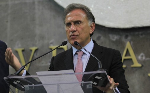 Después del desfile el gobernador dio conferencia de prensa. 