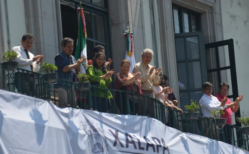 Cada cual en su palco, las autoridades en Xalapa presenciaron el desfile conmemorativo al Día del Trabajo, con reclamos tanto para uno como para el otro, de parte de los trabajadores. 