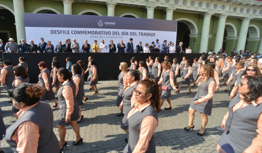 Cada cual en su palco, las autoridades en Xalapa presenciaron el desfile conmemorativo al Día del Trabajo, con reclamos tanto para uno como para el otro, de parte de los trabajadores. 