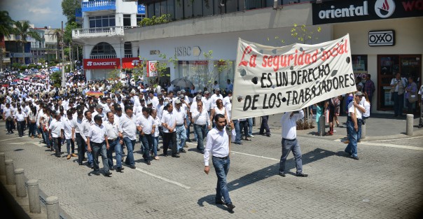 Cada cual en su palco, las autoridades en Xalapa presenciaron el desfile conmemorativo al Día del Trabajo, con reclamos tanto para uno como para el otro, de parte de los trabajadores. 
