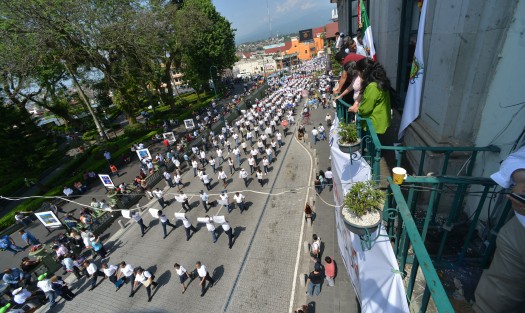 Cada cual en su palco, las autoridades en Xalapa presenciaron el desfile conmemorativo al Día del Trabajo, con reclamos tanto para uno como para el otro, de parte de los trabajadores. 