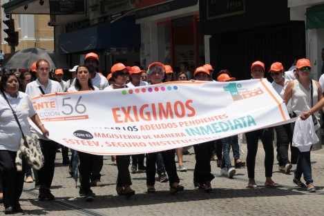 Cada cual en su palco, las autoridades en Xalapa presenciaron el desfile conmemorativo al Día del Trabajo, con reclamos tanto para uno como para el otro, de parte de los trabajadores. 