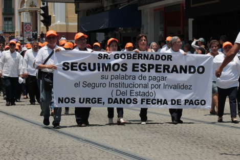 Cada cual en su palco, las autoridades en Xalapa presenciaron el desfile conmemorativo al Día del Trabajo, con reclamos tanto para uno como para el otro, de parte de los trabajadores. 