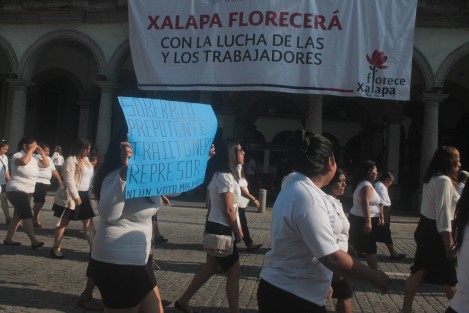 Cada cual en su palco, las autoridades en Xalapa presenciaron el desfile conmemorativo al Día del Trabajo, con reclamos tanto para uno como para el otro, de parte de los trabajadores. 