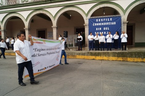 Autoridades municipales encabezan desfile del Día del Trabajo.
