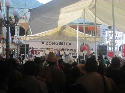 El candidato de la coalición Juntos Haremos Historia Andrés Manuel López Obrador realizó un acto de campaña en busca de conquistar al electorado de la zona serrana de Zongolica.