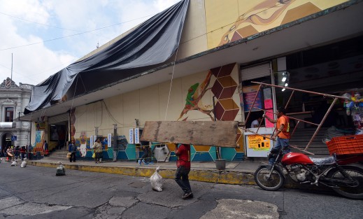 Desde hace varios dias el mercado Jáuregui  está siendo remodelado  en su infraestructura, que por varios años estuvo abandonado, pese a que hace dos administraciones municipales supuestamente se invirtió en ello.  Los baños serán cambiados y se le dará pintura.
