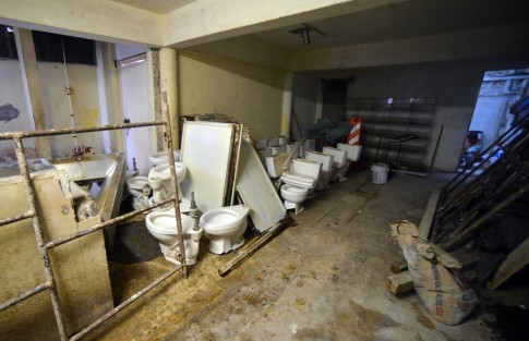 Desde hace varios dias el mercado Jáuregui  está siendo remodelado  en su infraestructura, que por varios años estuvo abandonado, pese a que hace dos administraciones municipales supuestamente se invirtió en ello.  Los baños serán cambiados y se le dará pintura.