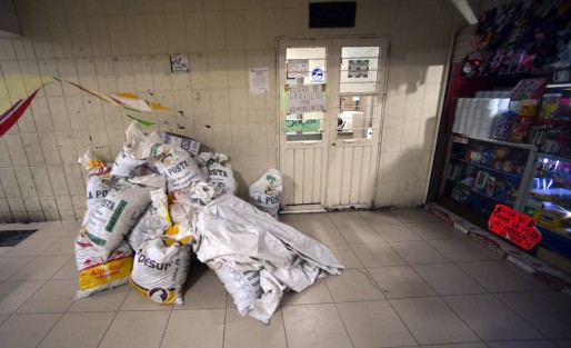 Desde hace varios dias el mercado Jáuregui  está siendo remodelado  en su infraestructura, que por varios años estuvo abandonado, pese a que hace dos administraciones municipales supuestamente se invirtió en ello.  Los baños serán cambiados y se le dará pintura.