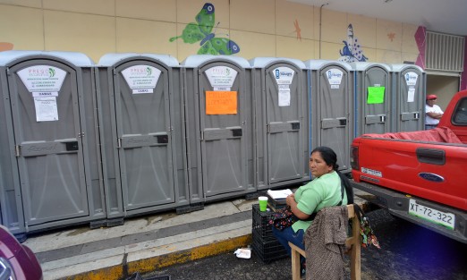 Desde hace varios dias el mercado Jáuregui está siendo remodelado en su infraestructura, que por varios años estuvo abandonado, pese a que hace dos administraciones municipales supuestamente se invirtió en ello. Los baños serán cambiados y se le dará pintura.