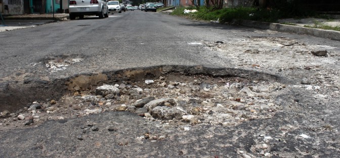 Según el ayuntamiento hay un programa de bacheo, pero a lo mejor se quedó en eso, en el puro intento. Así se ven muchas calles principales de Xalapa. 