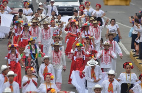 Con un desfile desde el Teatro del Estado hasta el parque Juárez, los distintos ballets que participarán en el Encuentro de las Artes Veracruz Cielo Mexica, iniciaron las actividades de este  festival que durará hasta el próximo domingo y tendrá sus actividades en las tardes en este sitio.
