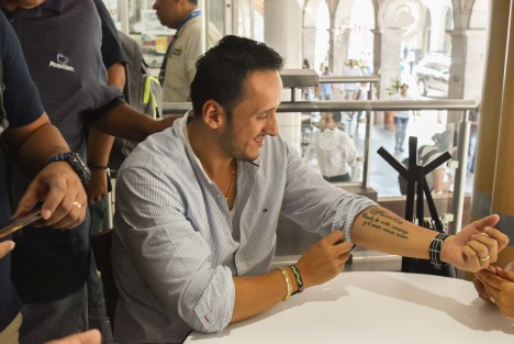 Aunque generalmente trata de ocularlo, este día en un café, el diputado local Sergio Hernández se animó a mostrar ante los medios su lado <em>Mara Salvatrucha</em>.  