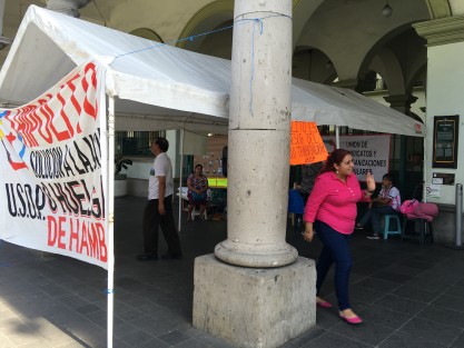 Continúa el plantón del inconforme de la USOP, presuntamente en huelga de hambre, a las puertas del Palacio Municipal de Xalapa. Sólo una de las puertas está abierta para acceso al público. 