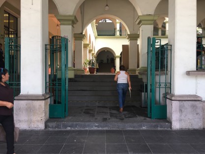 Continúa el plantón del inconforme de la USOP, presuntamente en huelga de hambre, a las puertas del Palacio Municipal de Xalapa. Sólo una de las puertas está abierta para acceso al público. 