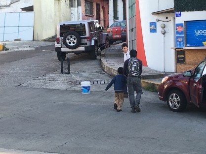 El colmo es que  pese a la prohibición de apartar estacionamiento en las calles con objetos, haya quienes lo hacen hasta  en lugares prohibidos como es una esquina.  