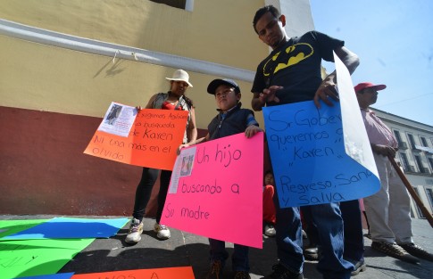 Familiares y amigos de Karen Nataly Guzmán se manifestaron en las escalinatas de la Catedral de Xalapa y la plaza Lerdo para pedir  ayuda para localizarla. A pesar de que la fiscalía ya abrió una carpeta de investigación con número UIPJ/DXI/F23/249/2018 a un no se sabe nada de ella.