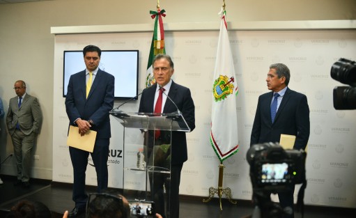 Con media hora de retraso comenzó la conferencia de prensa del gobernador Miguel  Ángel Yunes Linares, donde anunció que dentro del programa de reordenamiento vehicular de transporte público más 79 mil prestadores de servicio y 76 mil conductores han quedado registrados.