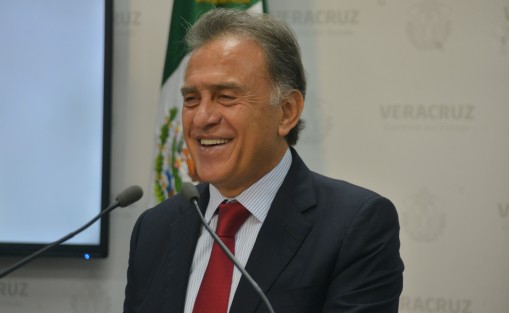 Al preguntarle qué había pasado con lo de subastar los bienes de la bodega  de Duarte, Miguel Ángel Yunes dijo que lo único que pudiera ofertar es el cuadro de Duarte entre los comunicadores presentes.