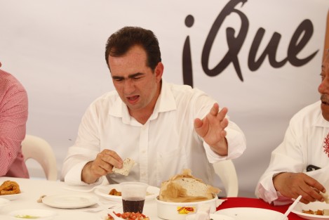 El candidato de la coalición <em>Todos Por Veracruz</em>, José Yunes Zorrilla, convivió en la ciudad de Veracruz, con trabajadores de la construcción para celebrar el Día de la Santa Cruz. 