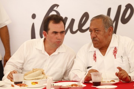 El candidato de la coalición <em>Todos Por Veracruz</em>, José Yunes Zorrilla, convivió en la ciudad de Veracruz, con trabajadores de la construcción para celebrar el Día de la Santa Cruz. 