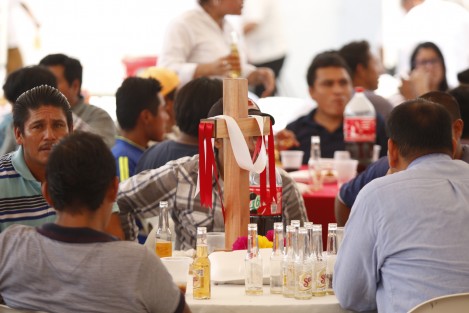 El candidato de la coalición <em>Todos Por Veracruz</em>, José Yunes Zorrilla, convivió en la ciudad de Veracruz, con trabajadores de la construcción para celebrar el Día de la Santa Cruz. 