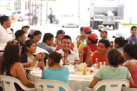 El candidato de la coalición <em>Todos Por Veracruz</em>, José Yunes Zorrilla, convivió en la ciudad de Veracruz, con trabajadores de la construcción para celebrar el Día de la Santa Cruz. 